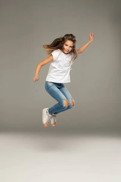 Feliz Salto Chica Joven — Foto de Stock