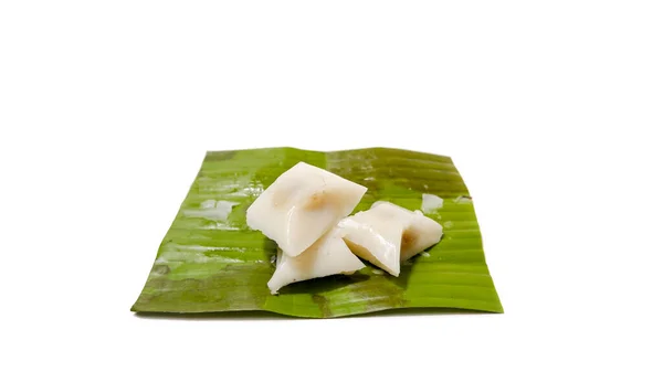 Beyaz Arkaplanlı Muz Yaprağı Üzerine Geleneksel Endonezya Bugis Keki