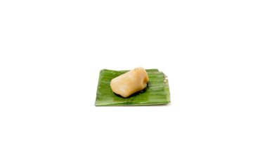 Endonezya 'nın geleneksel buharda pişirilmiş Kue Yem adlı kekinin taze muz yaprağında servis edilen bir parçası. Endonezya 'da mirastır.