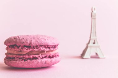 Pembe acıbadem kurabiyesi ve arka plan en az yaratıcı kavramı Eyfel Kulesi minyatür yakın çekim.