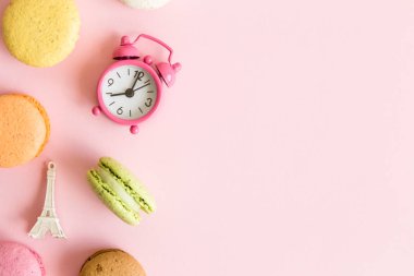 Düz renkli macaroons, küçük çalar saat ve Eyfel Kulesi Fransız Gıda ve kültürü en az kavramı yatıyordu. Kopya için alan.