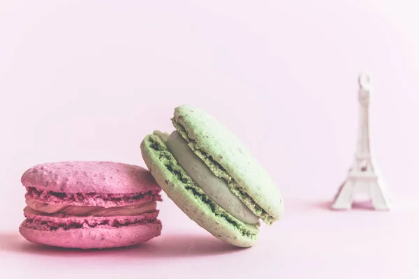 Primo Piano Macaron Miniatura Della Torre Eiffel Sullo Sfondo Concetto — Foto Stock