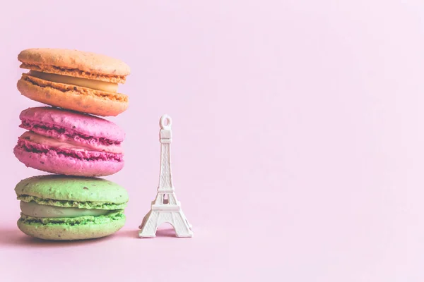 Macaroane Colorate Model Turnul Eiffel Fundal Roz Pastel Concept Creativ — Fotografie, imagine de stoc
