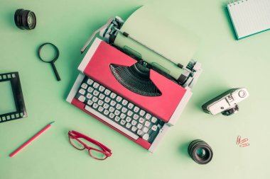 Retro gazeteci işyeri Resepsiyon en az kırmızı ve yeşil yaratıcı kavramı