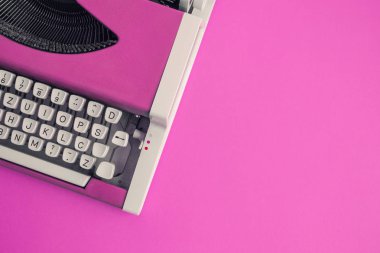 Pembe vintage daktilo en iyi görünümü tablo. Kopya için alan.