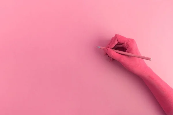 女性手持ち株の鉛筆 ピンク色最小限の創造的な概念 コピーのためのスペース — ストック写真