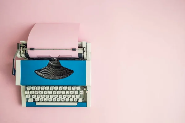Ovanifrån Blå Vintage Skrivmaskin Med Blankt Papper Plåt Bordet Utrymme — Stockfoto