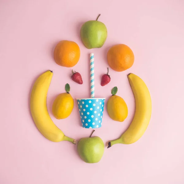 Kreatív Layout Lapos Laikus Készült Gyümölcs Papír Poharat Szívószál Pasztell — Stock Fotó