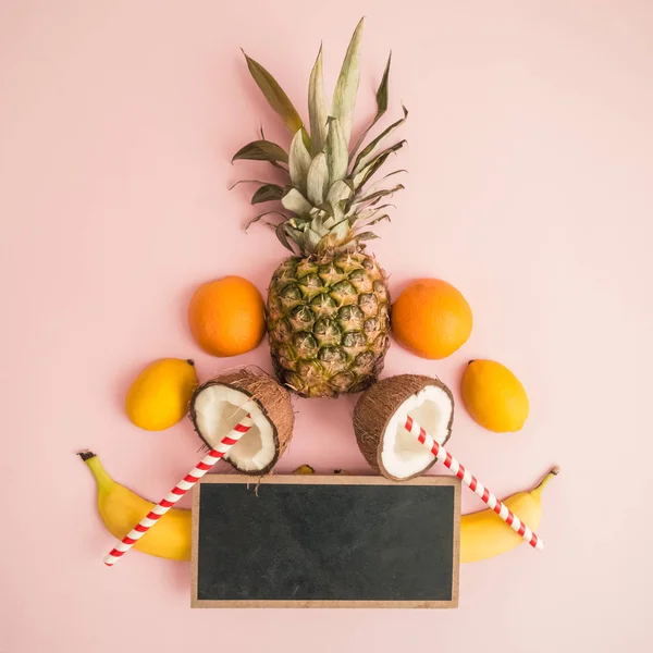 Plat Leggen Van Tropische Vruchten Met Kleine Blackboard Drinken Rietjes — Stockfoto
