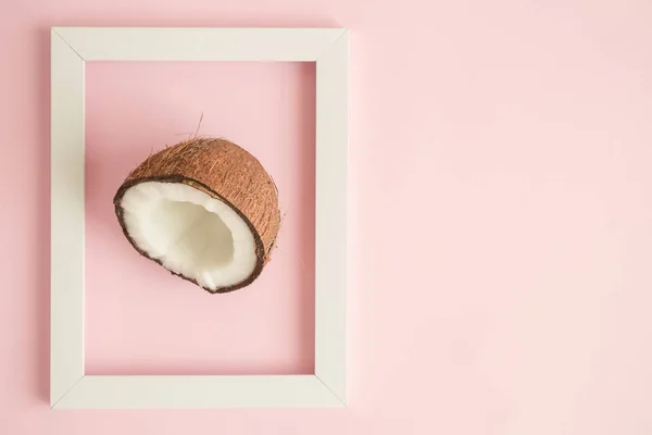 Kokos Half Witte Frame Tegen Pastel Roze Achtergrond Minimaal Creatief — Stockfoto
