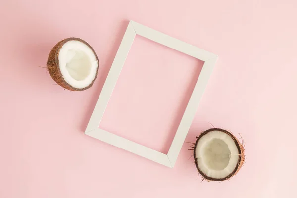 Kokosnoot Helften Witte Frame Tegen Pastel Roze Achtergrond Minimaal Creatief — Stockfoto