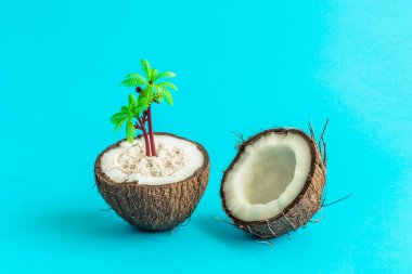 Kum ve plastik palmiye ağacı oyuncak yaz tatil tropikal sembolü en az yaratıcı kavramı ile Hindistan cevizi yarıya indirir.