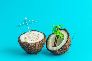 Kum, plastik palmiye ağacı oyuncak ve kağıt şemsiye yaz tatil tropikal sembolü en az yaratıcı kavramı ile Hindistan cevizi yarıya indirir.