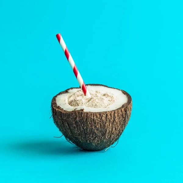 Kokosnoot Vol Zand Met Het Drinken Van Stro Tropisch Drankje — Stockfoto