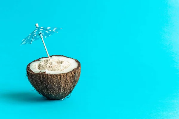 Coco Cheio Areia Com Papel Coquetel Guarda Chuva Verão Férias — Fotografia de Stock