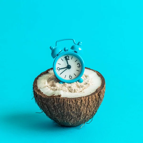 코코넛 청록색 배경에 고립의 최소한의 창조적인 — 스톡 사진