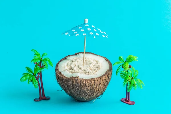 Кокос Полный Песка Пальмовыми Игрушками Бумажным Зонтиком Голубом Фоне Минимальная — стоковое фото