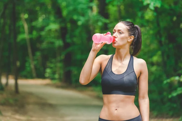 Retrato Una Atleta Tomando Descanso Bebiendo Agua Naturaleza —  Fotos de Stock