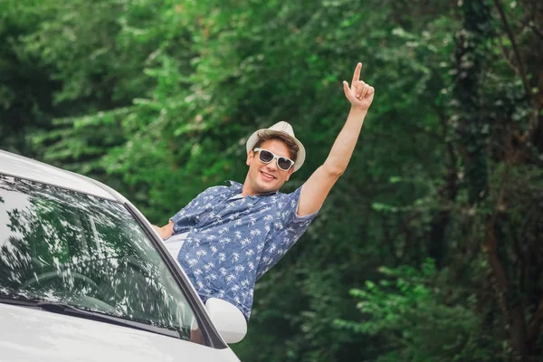 Libertà Concetto Viaggio Auto Uomo Hipster Fuori Dal Finestrino Dell — Foto Stock