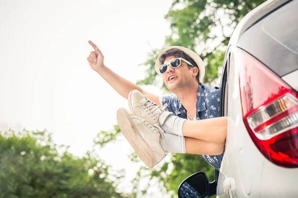 Hipster Mann Und Beine Aus Autofenstern Unterwegs Sommerferienreisekonzept — Stockfoto
