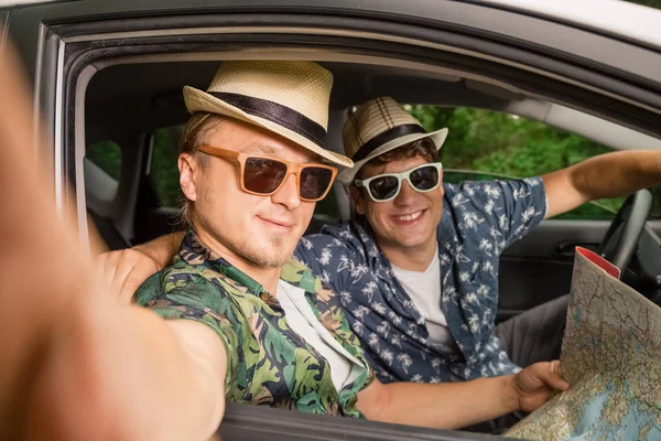 Bokovky Módní Kluci Sedí Autě Pořizování Selfie — Stock fotografie