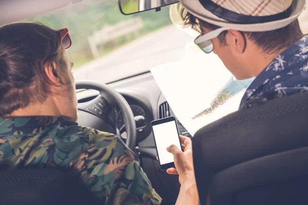 Hipster Caras Usando Telefone Inteligente Mapa Interior Carro Conceito Viagem — Fotografia de Stock
