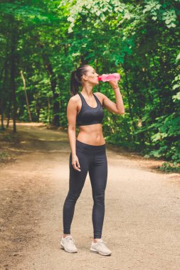 Bir ara ve içme suyu doğada geziye sporcu kadın portresi.