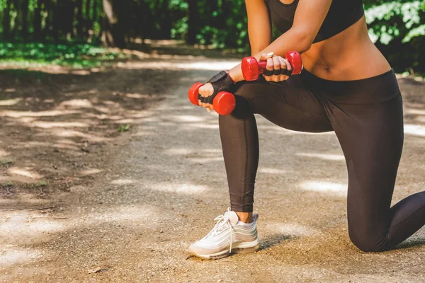 Primer Plano Deportista Sosteniendo Pesas Naturaleza Concepto Deporte Estilo Vida —  Fotos de Stock