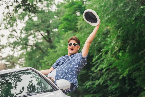 Freiheit Auto Reisen Konzept Hipster Mann Mit Erhobenem Arm Aus — Stockfoto