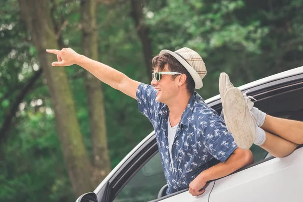 Hipster Mann Und Beine Aus Autofenstern Unterwegs Sommerferienreisekonzept — Stockfoto