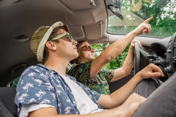 Des Mecs Modernes Mode Conduisant Une Voiture Concept Voyage Roadtrip — Photo