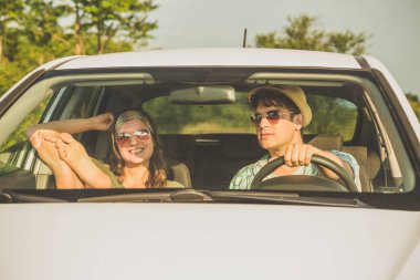 Yolculuğa çift. Yaz tatil ve sevgi kavramları.