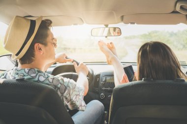 Genç modern çift ülke yol sürüş.