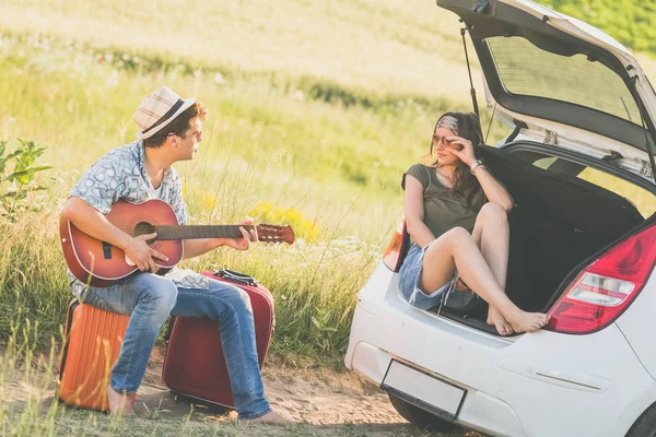 Genç bir çift onların yolculuğa bir mola. Yaz tatil seyahat kavramı.