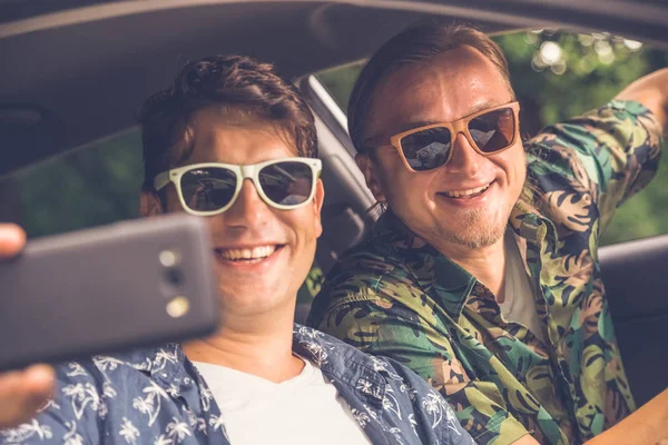 Hipster Modische Jungs Sitzen Auto Und Machen Selfie Mit Dem — Stockfoto