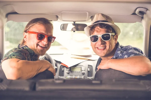 Araba harekete hazır oturan iki şık adam portresi.