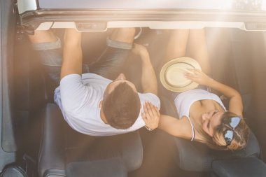Yüksek açılı görünüş Cabrio araba içinde oturan genç çiftin. Yol konsepti.