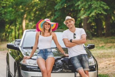 Turistlerin yaz tatil yolculuk için hazır güzel çift portresi.