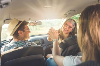 Yolculuğa arabalarında zevk arkadaş grubu.