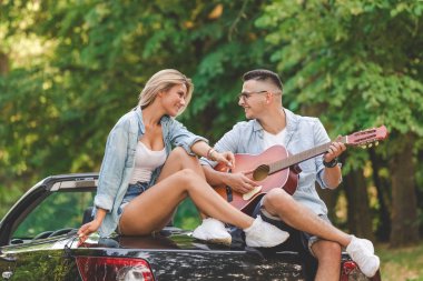 Yolculuğa bir mola ve en sevdikleri şarkı zevk Modern Çift.