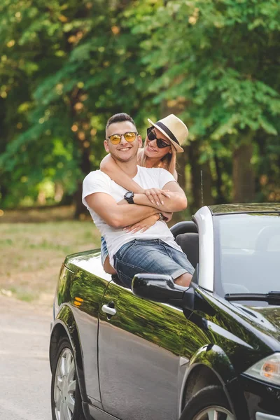 Cabrio araba güzel mutlu çift. Seyahat kavramı.