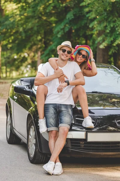 Şık genç çift doğada kendi Cabrio araba sürüş için hazır.