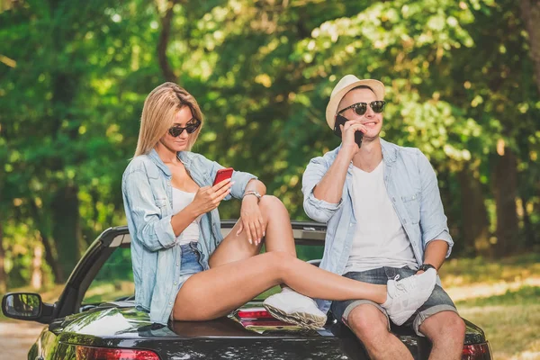 Genç akıllı telefonlar kullanarak yolculuğa çift. Modern yaşam kavramı.