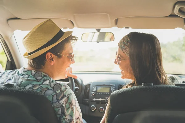 Genç modern çift ülke yol sürüş.