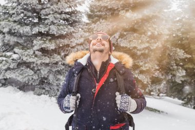 Genç turist doğa karlı günde zevk.
