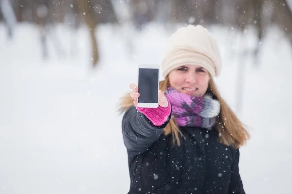 Retrato Una Mujer Joven Mostrando Teléfono Inteligente Blanco Parque Cubierto —  Fotos de Stock