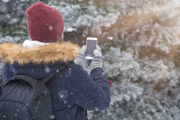 Vista Trasera Joven Usando Teléfono Inteligente Día Nevado —  Fotos de Stock