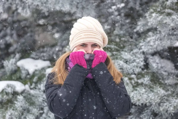 Retrato Mujer Joven Con Bufanda Sobre Boca Día Invierno —  Fotos de Stock