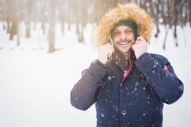 Karlı ormandaki adam portresi.