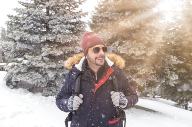 Genç turist doğa karlı günde zevk.